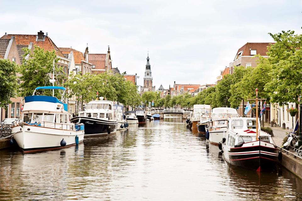 Gracht in Alkmaar met bootjes geparkeerd